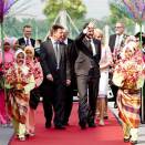 Kronprinsparet ankommer Aker Solutions anlegg i Malaysia (Foto: Gorm Kallestad / Scanpix)